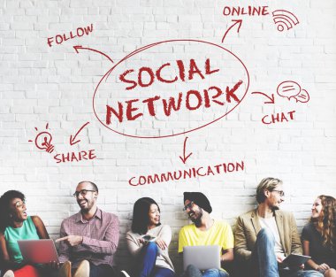 çeşitlilik insanlar oturur duvara yakın