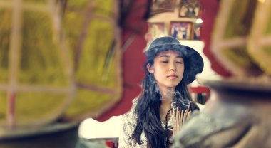 şapka dua içinde dindar kadın