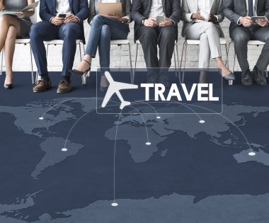 İş adamları birlikte çalışıyor.