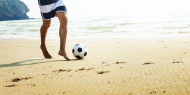 Plaj Futbolu oynayan adam 