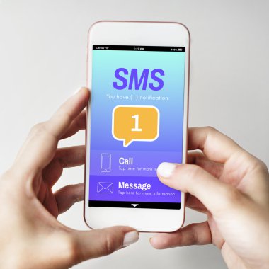 Cep telefonu ellerinde.