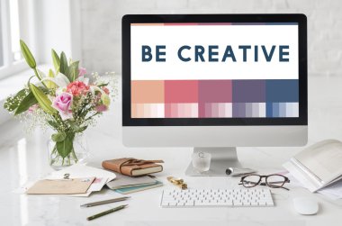 bilgisayar metin üstünde perde ile