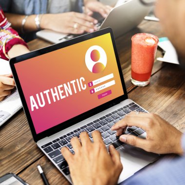 tipik dizüstü klavye üzerinde insanlar