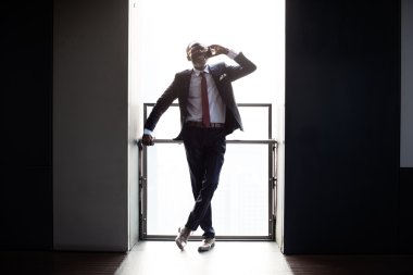 Dijital aygıt kullanarak iş adamı