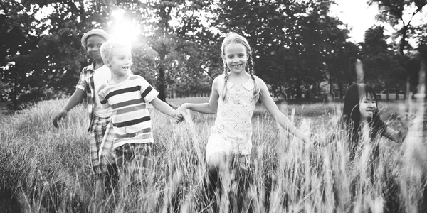 Çocuklar dışarıda oynuyor.