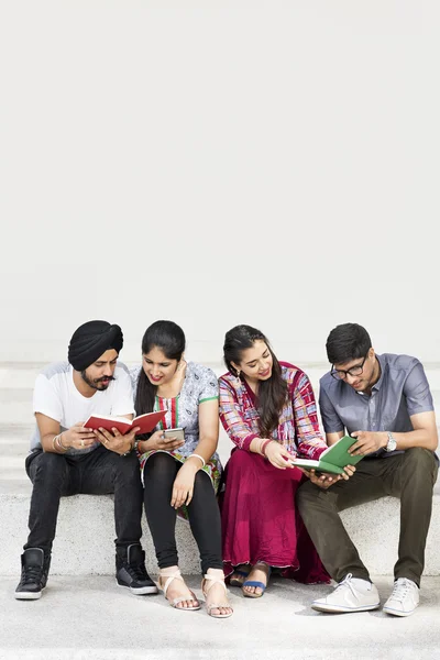 Belos estudantes indianos estudando juntos — Fotografia de Stock