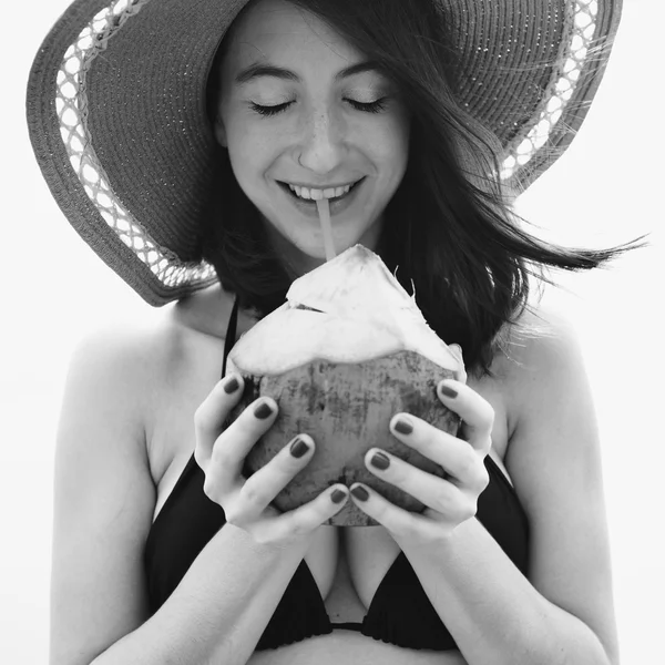 güzel kadın--dan Hindistan cevizi içme 