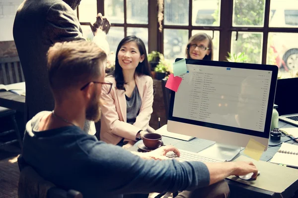 Uomini d'affari che parlano di lavoro — Foto Stock