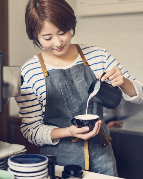 Mujer barista haciendo café capuchino — Foto de Stock