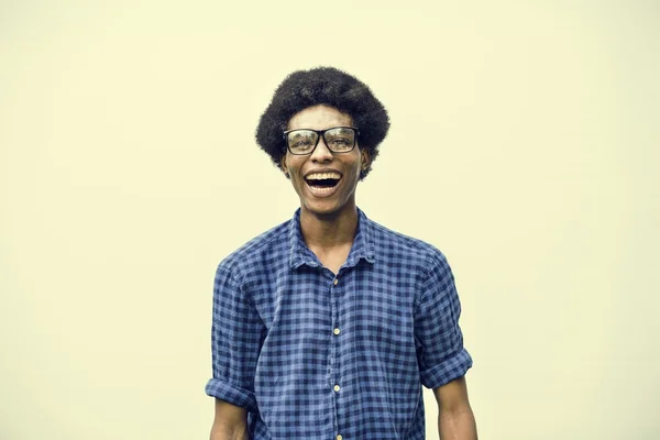 Afrikaanse tiener jongen lachend — Stockfoto