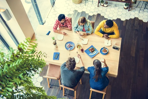 Alunos almoçando no café — Fotografia de Stock
