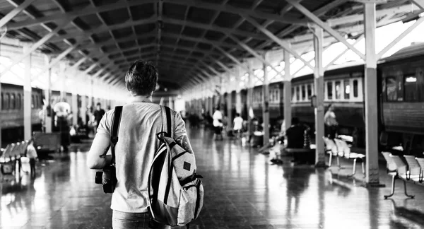 Uomo con fotocamera alla stazione ferroviaria — Foto Stock