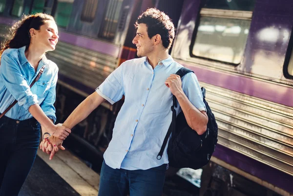 Casal de viajantes juntos — Fotografia de Stock