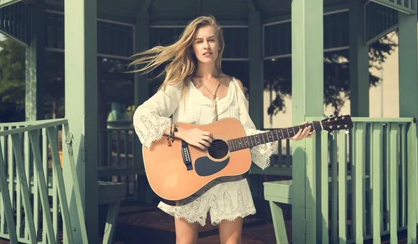 Kobieta blonde gra gitara akustyczna — Zdjęcie stockowe