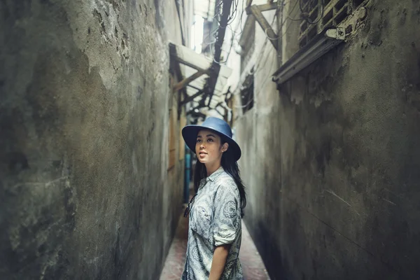 Γυναίκα στέκεται ανάμεσα σε παλιά κτίρια — Φωτογραφία Αρχείου