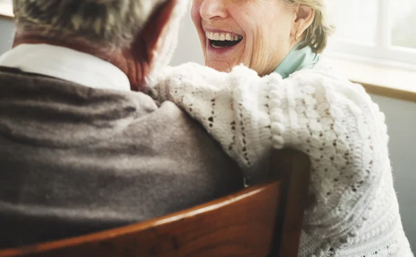 Hermosa pareja de ancianos enamorados — Foto de Stock