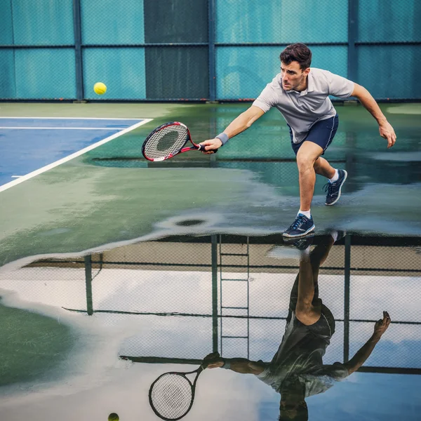 Spieler im Tennisplatz — Stockfoto