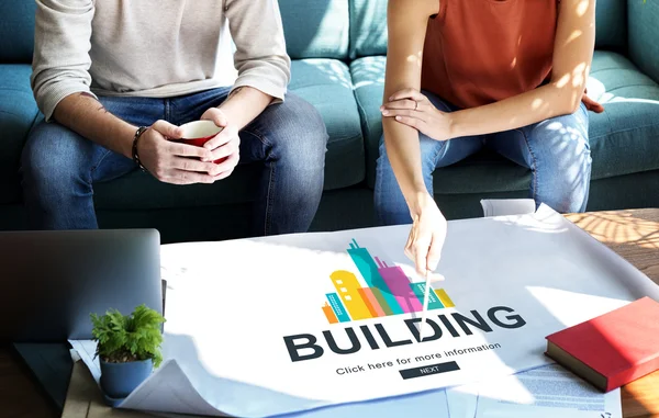 Mujer mostrando en cartel con Building — Foto de Stock