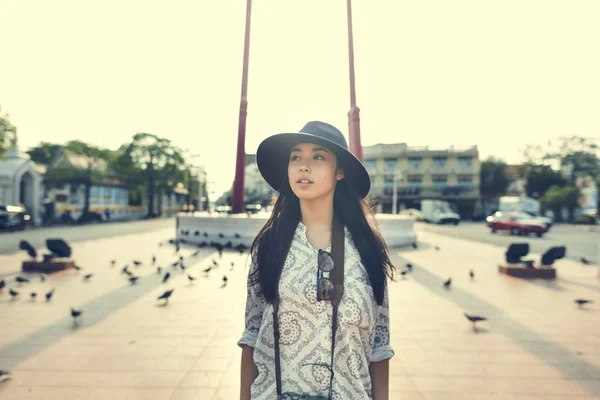 Asiatisk kvinna i hatt stående på gatan — Stockfoto