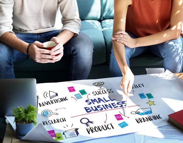 Mujer mostrando en cartel con Pequeña Empresa —  Fotos de Stock