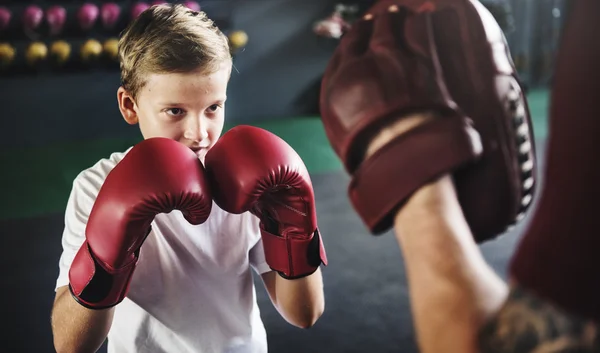 Ragazzo formazione Boxe Esercizio — Foto Stock