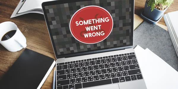 çalışma alanı tablo üstünde laptop  