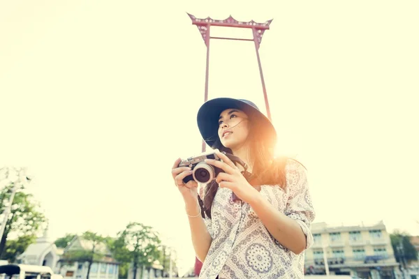 Ázsiai lány kalapban kamerával — Stock Fotó