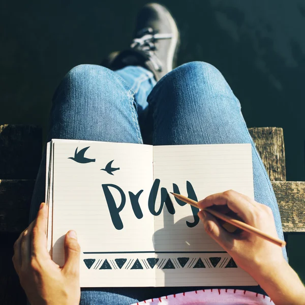 Woman writing in notebook — Stock Photo, Image