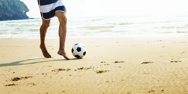 Uomo che gioca a Beach Football — Foto Stock