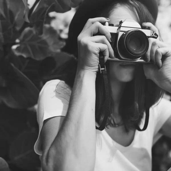 Bela menina fotógrafa — Fotografia de Stock