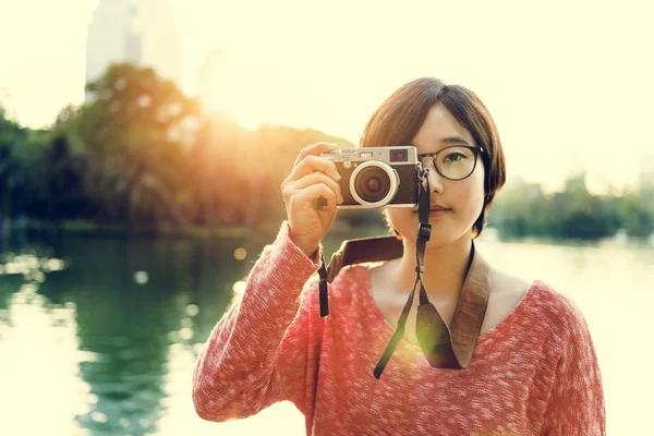 Menina com câmera viajando — Fotografia de Stock