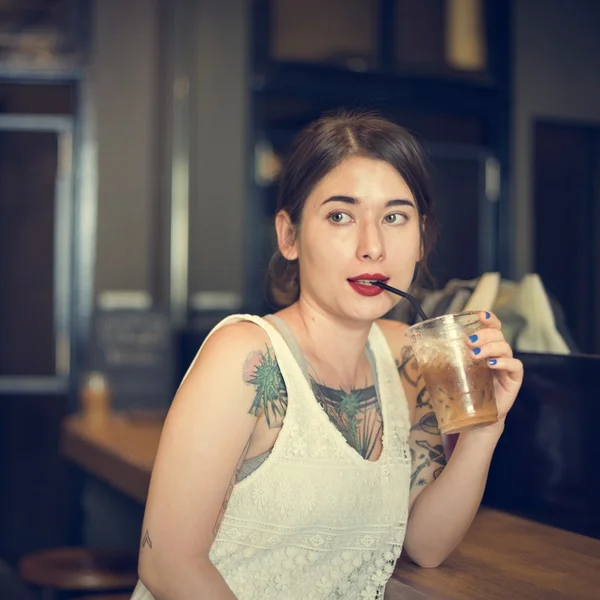 Femme buvant du café — Photo