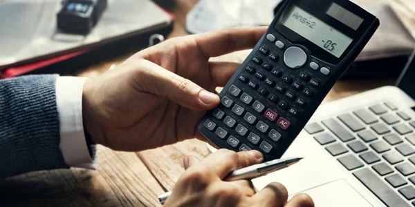 Hombre de negocios usando la calculadora en el trabajo —  Fotos de Stock