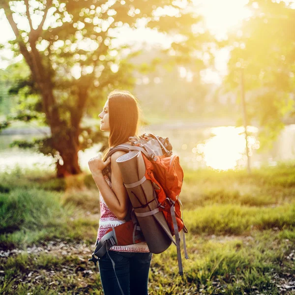 Menina com mochila — Fotografia de Stock