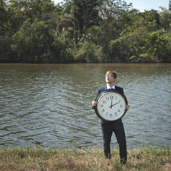 Empresário com relógio redondo — Fotografia de Stock