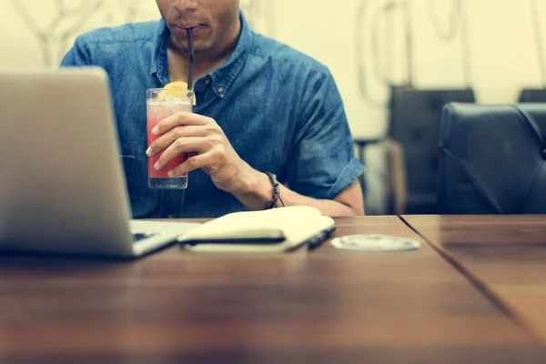 Jovem empresário usando laptop — Fotografia de Stock