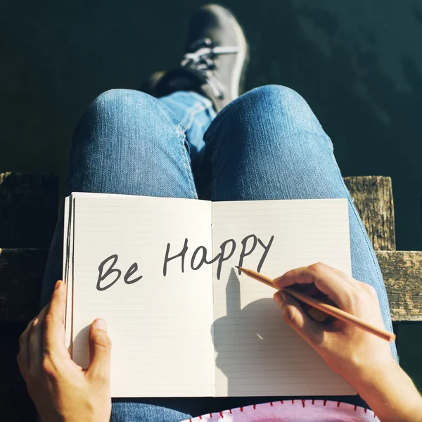 Vrouw schrijven in notebook — Stockfoto