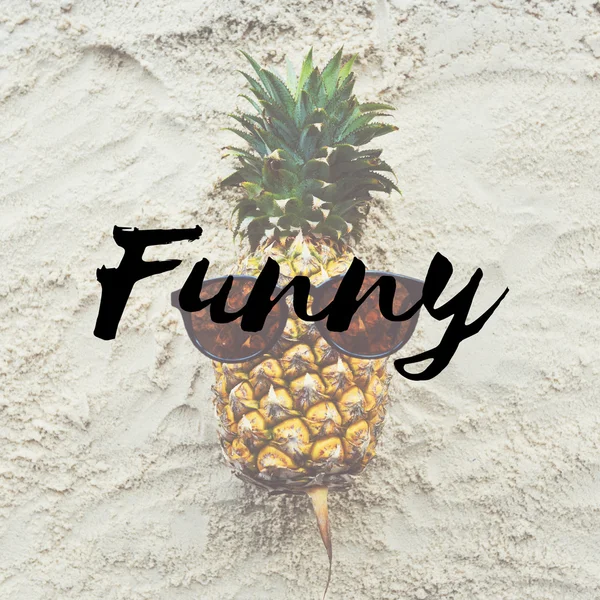 Legrační ananas na písku — Stock fotografie