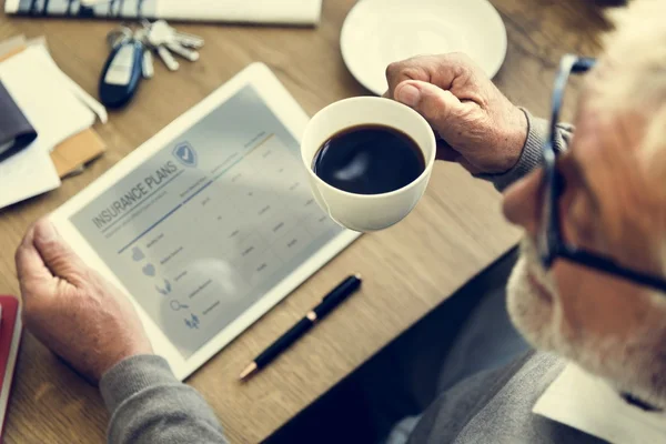 Senior hält digitales Tablet in der Hand — Stockfoto