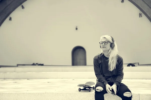 Tiener meisje met skateboard — Stockfoto