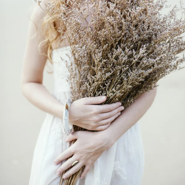 Vrouw met droge bloemen — Stockfoto