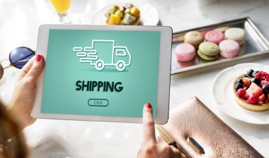 dijital tablet kullanan kadın