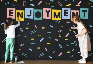 Yazı tahtası üzerinde çizim kızlar