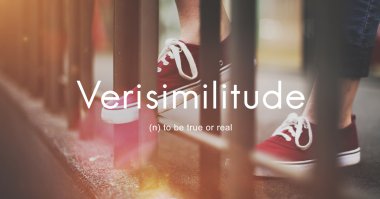 çit yakınındaki kadın ayakları