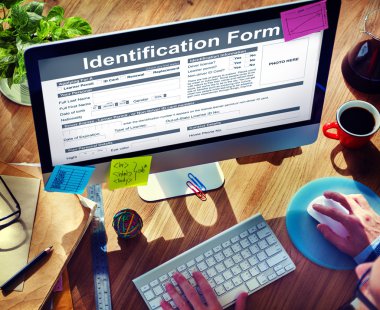 Bilgisayar kullanan adam