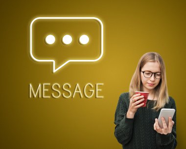 smartphone ve kırmızı Kupası kızla