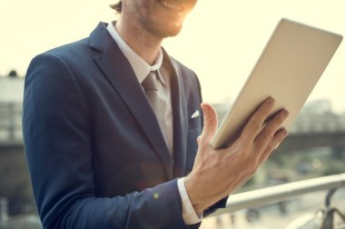 işadamı tablet ile çalışma