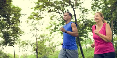 Çift birlikte egzersiz yapıyor