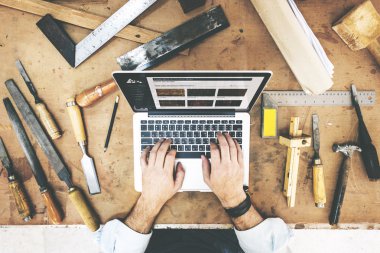 Dizüstü bilgisayar atölye Studio'yu kullanarak ustası