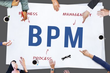 Toplantı masasında iş adamları